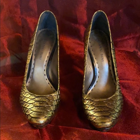 Gianna Bini Gold Snake Skin Closed Toe Heels - Picture 2 of 4